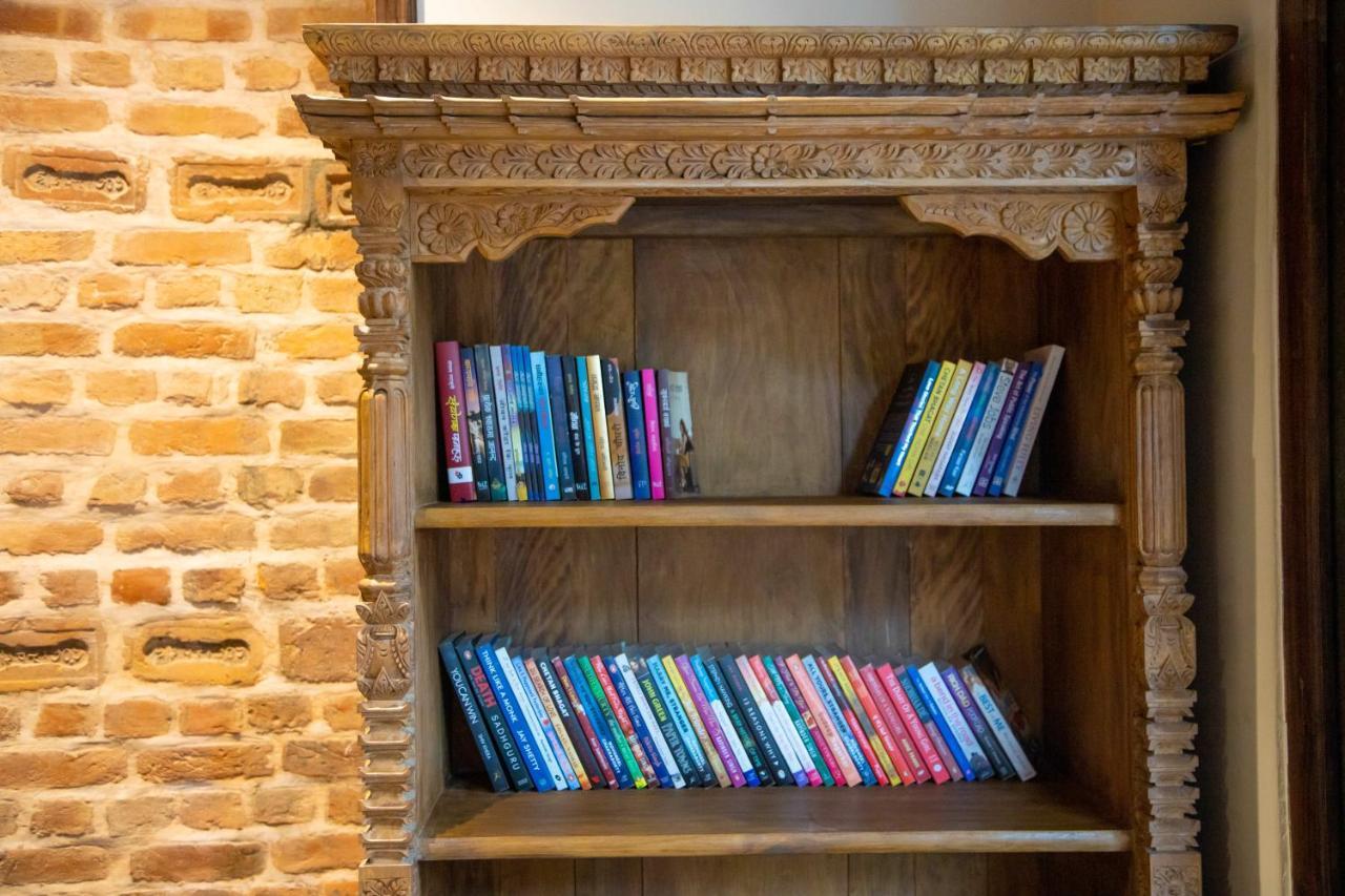 Basera Boutique Hotel 카트만두 외부 사진 Bookshelf