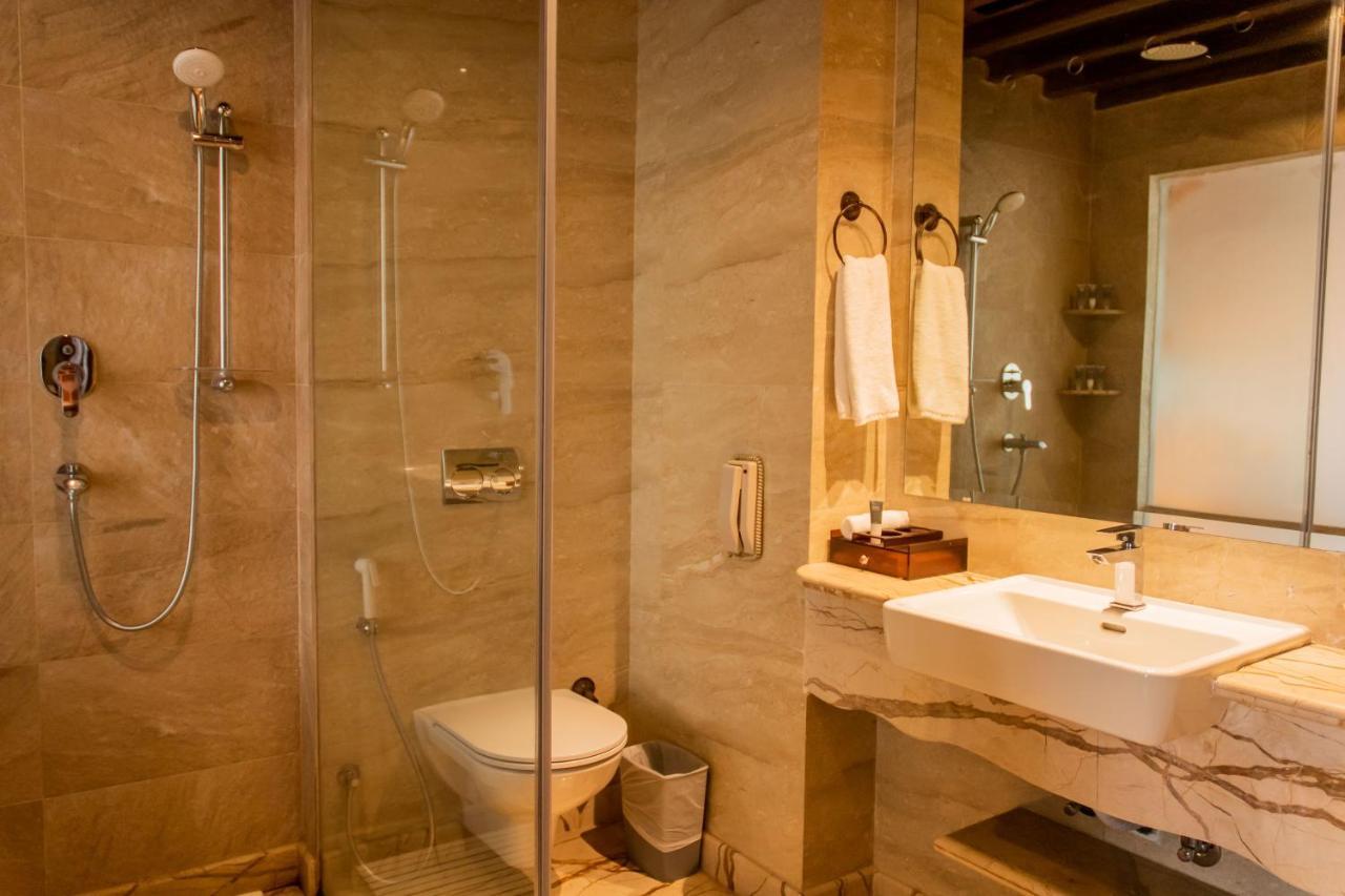 Basera Boutique Hotel 카트만두 외부 사진 A bathroom in a hotel